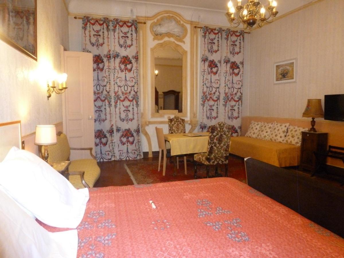 Hotel Du Fiacre Carpentras Habitación foto